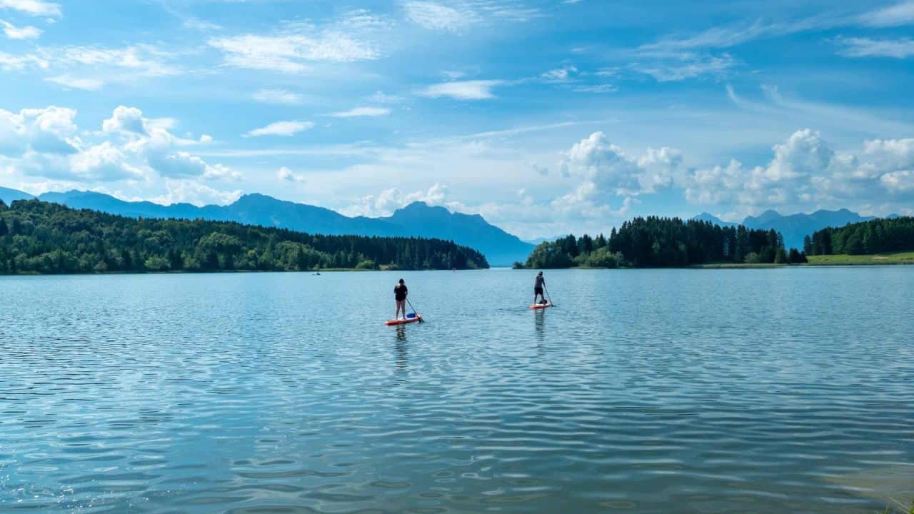Forggensee en Allgäu con 2 tablas de SUP