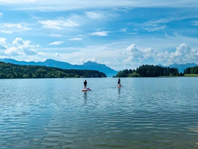 Forggensee en Allgäu con 2 tablas de SUP